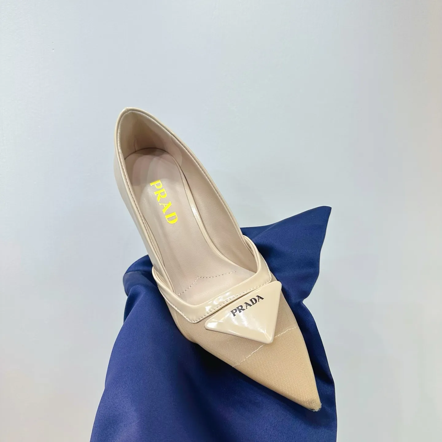 👟👟Ex-factory price 560👟👟 2025 SSS launches Prada’s latest long boots, sandals, thin heels, empty backs, thick heels series ————————🆚🆚🆚 💥PRADA's early spring T-stage catwalk show is the same style as "Dreams Never Sleep". Prada can use it on important occasions. The fresh style has a bit of nobility and is perfect on the feet. 💃💃 Wear this shoe with it. It is elegant and crystal clear, regardless of various accessories. The materials are all exclusively customized one-to-one and must be zero-distance from the original. The entire series is full of exciting and unexpected combinations of elements. The expression of different materials and textures of fabrics has a strong artistic flavor, allowing you to appreciate the ever-changing style of Prada girls. 1⃣ Upper: Made of open-edge bead➕mesh 2⃣ Lining: imported sheepskin 3⃣ Outsole: Italian original genuine leather outsole Heel height 7.5 4⃣🔺Original labeling feet, stock code number 35M-39M (40 41 42 customized, non-returnable and non-exchangeable).
